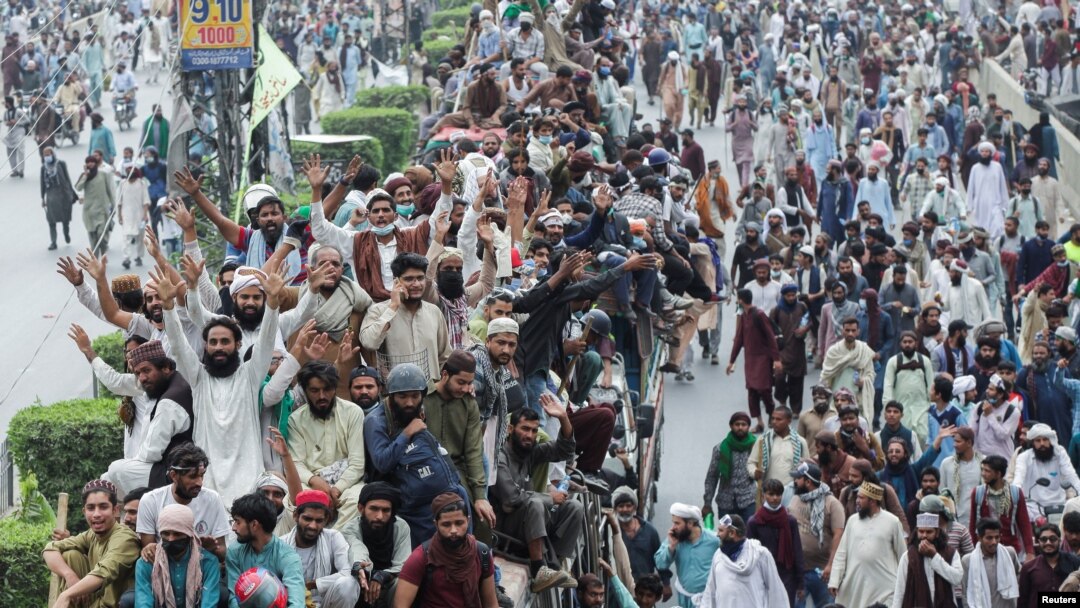 د کالعدم مذهبي ډلې تحریک لبیک پاکستان په زرګونه پلویان د لاهور له مریدکې د اسلام اباد پلو روان شوي دي