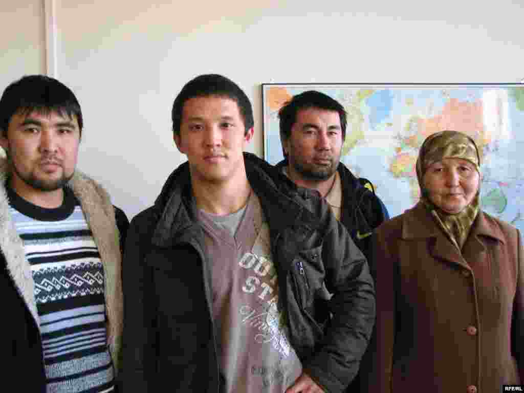 Беженцы из Казахстана Куаныш Каменов, Кайрат Досметов, Хамит Нургалиев и Дарбия Ниязова. Прага, 22 января 2009 года. - Беженцы из Казахстана Куаныш Каменов, Кайрат Досметов, Хамит Нургалиев и Дарбия Ниязова. Прага, 22 января 2009 года.