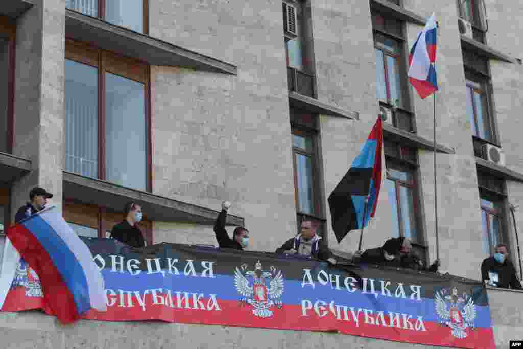 Флаги России и так называемой "Донецкой республики" на здании Донецкой областной администрации 