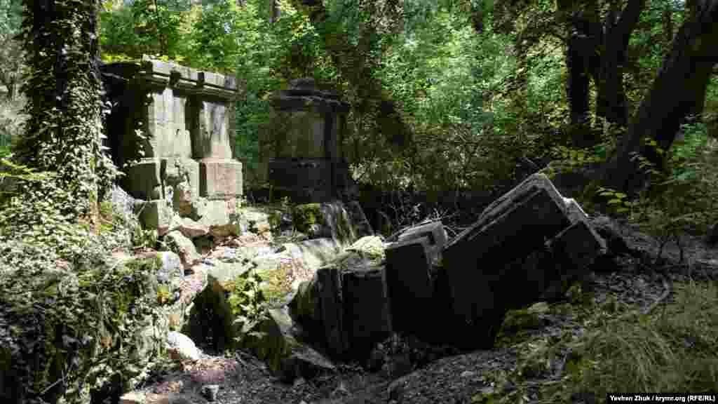 Развалины на территории парка «Максимова дача» в Севастополе