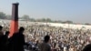 جلال اباد کې د پاکستان ویزې په تمه د افغانانو ګڼه ګوڼه