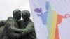 Кадър от София Прайд 2021, който се провежда ежегодно при противоречивия паметник.