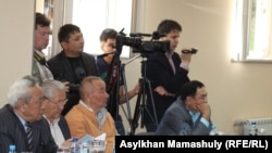 Участники "Антиевразийских слушаний". Алматы, 22 мая 2014 года.