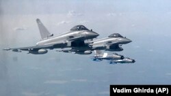 Изтребители Eurofighter Typhoon на Кралските военновъздушни сили на Великобритания.