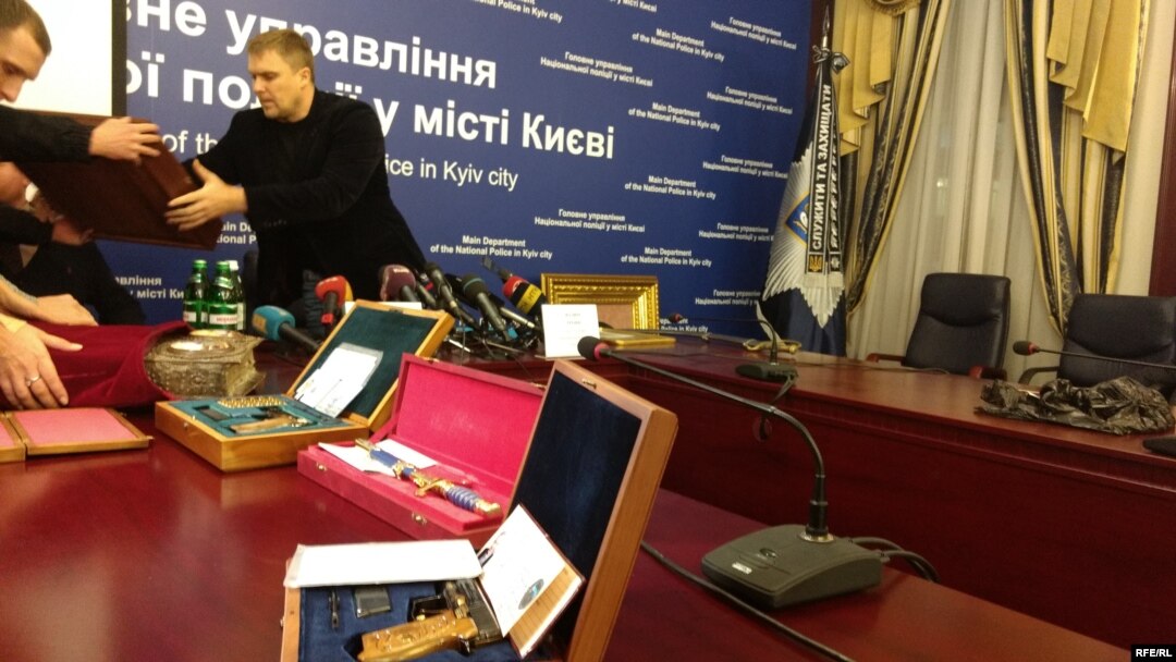 Вадим Троян демонструє вилучені коштовності на прес-конференції. Київ, 8 грудня 2016 року