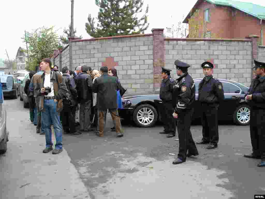 Заманбек Нуркадилов погиб от трех выстрелов вечером 12 ноября 2005 года. - Заманбек Нуркадилов погиб от трех выстрелов вечером 12 ноября 2005 года.