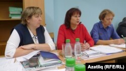 Мәктәп мөдирләре, сулдан: Әлфия Хәмәдиева, Лиза Нәбиуллина, Илүсә Нәбиуллина