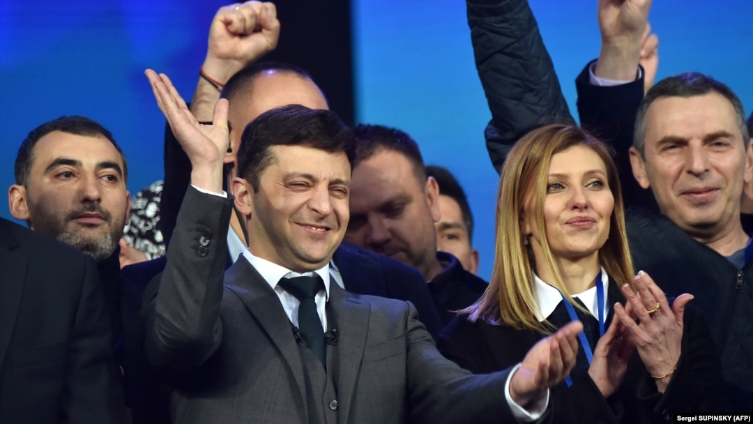 Як пише агенція Reuters, елітне житло продав Олені Зеленській олігарх Олександр Буряк. На фото новообраний президент Володимир Зеленський зі своєю дружиною (посередині)