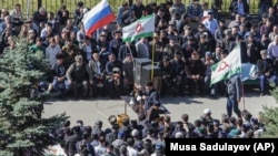 Протестный митинг в Магасе длился с 4 по 17 октября. Люди требовали проведения референдума по вопросу о границе и отставки главы республики