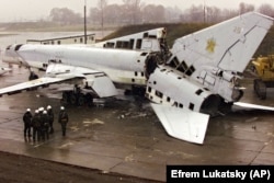 Стратегический бомбардировщик Ту-22, разрезанный в рамках программы денуклеаризации Украины, ноябрь 2002 года
