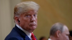 Президент США Дональд Трамп слушает выступление президента России Владимира Путина во время совместной пресс-конференции в Хельсинки. Финляндия, 16 июля 2018 года.
