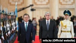 Прибывший с визитом в Казахстан президент Южной Кореи Мун Чжэ Ин и президент Казахстана Касым-Жомарт Токаев. Нур-Султан, 22 апреля 2019 года.