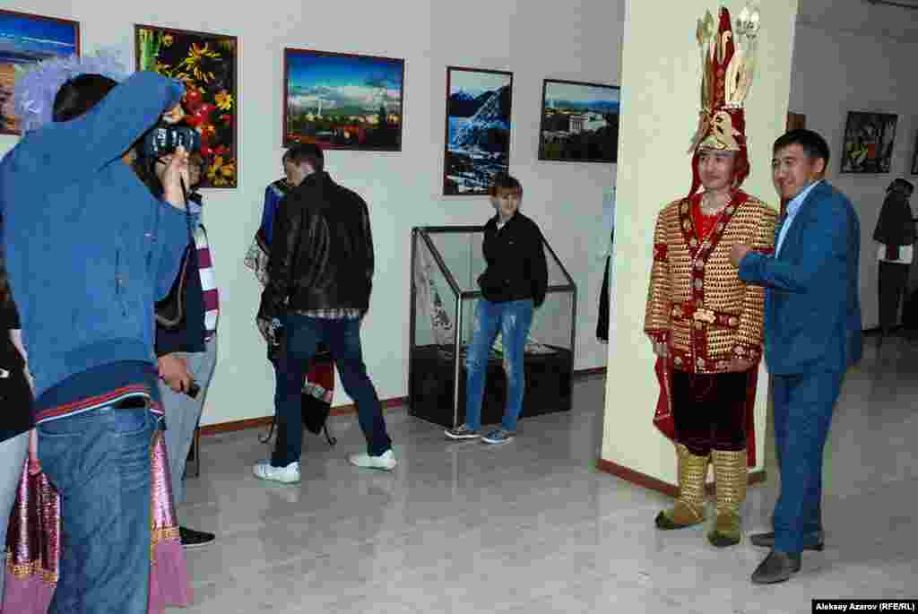 Алматы қаласының тарихына арналған музей қызметкерлерінің бірі 1969 жылы Есік түбіндегі қорымнан табылған сақ жауынгері – «Алтын адам» бейнесінде тұр. Онымен бірге суретке түсуге тілек білдіргендер аз болмады.