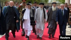 افغانستان: پخوانی ولسمشر حامد کرزی، اوسنی ولسمشر اشرف غني، جنګسالار ګلبدین حکمتیار، پخوانی جهادي مشر عبدالرب رسول سیاف او اجریه رییس عبدالله عبدالله د هرکلي غونډې ته درومي