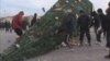 Упавшая елка на центральной площади в городе Жанаозен, Мангистауской области. 16 декабря 2011 года.