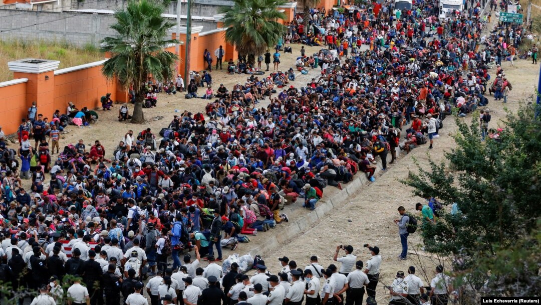 Migrante iz Hondurasa na putu ka SAD u Gvatemali zaustavlja policija, 17. januar 2021.