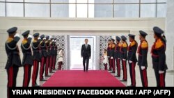 بشار الاسد د لوړې مراسمو ته د ورتګ په حال کې لیدل کېږي.
