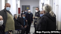 Red u bolnici u Leposaviću na severu Kosova na dan stizanja vakcine protiv korona virusa iz Srbije, 25. decembra 2020.
