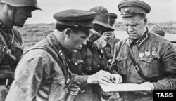Карьерный взлет Георгия Жукова (справа) начался после боев с японскими войсками на реке Халхин-Гол в Монголии в 1939 году