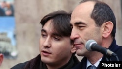 Armenia - President Robert Kocharian (R) and his senior adviser Armen Gevorgian at an election campaign rally in Yerevan, January 26, 2003.