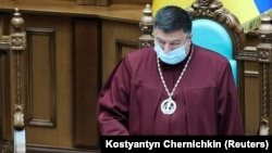 Суддя Конституційного суду України Олександр Тупицький на засіданні КС. Київ, 23 червня 2020 року 