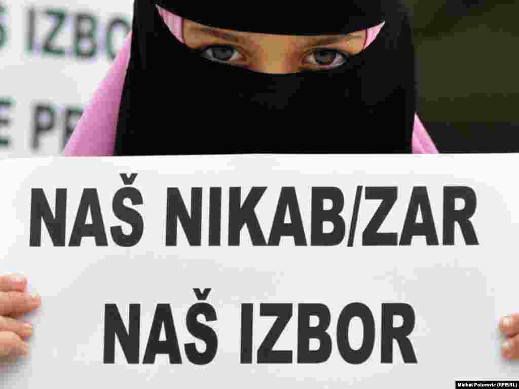 BiH - Protesti u Sarajevu protiv zakona o zabrani nikaba, 26.07.2010.