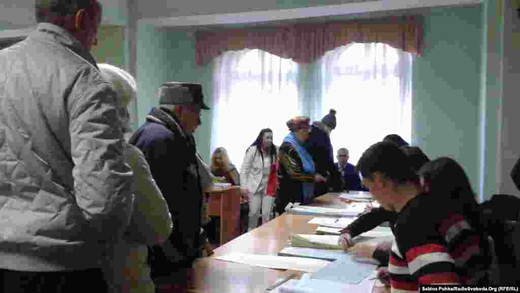 Украинадағы сайлау учаскелерінде қазанның 26-сы күні жергілікті уақыт бойынша таңертеңгі сағат 08.00-де дауыс беру басталды. Ол жергілікті уақытпен кешкі сағат сегізге дейін жалғасады. Суретте: Киевтегі сайлау учаскесіне дауыс беруге келген сайлаушылар. 26 қазан 2014 жыл.