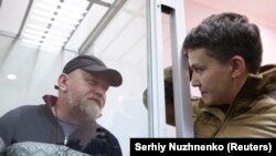 Народний депутат Надія Савченко (праворуч) спілкується з Володимиром Рубаном, керівником організації «Офіцерський корпус» під час судового засідання з обрання йому запобіжного заходу. Київ, 9 березня 2018 року