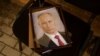 Портрет Путина в изоляторе, который, по словам украинцев, использовался российскими военнослужащими для заключения и пыток людей в Херсоне