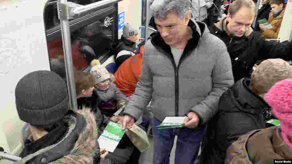 Немцов раздаёт листовки оппозиционного марша "Весна" в Московском метро. Февраль 2015 года.