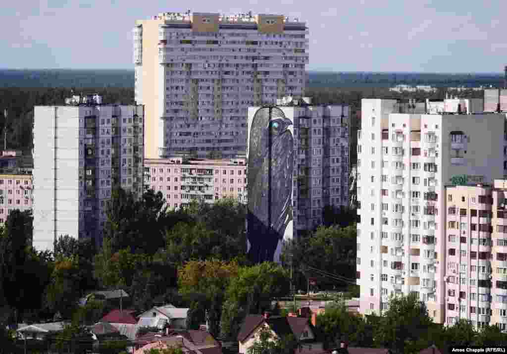«Стриж», автор Alex Maksiov. Молодий український художник витратив на цей мурал 90 літрів фарби. В оці птаха відображається український прапор (вулиця Академіка Булаховського, 40)