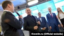 Ресей президенті Владимир Путин сайлау учаскелерінің бірінде тұр.
