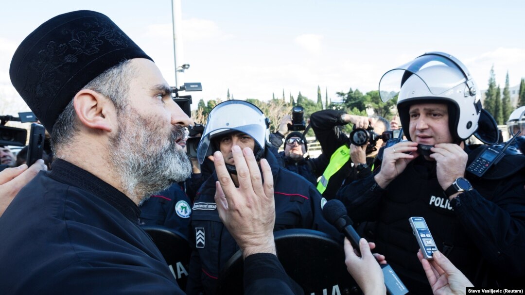Tenzije u Crnoj Gori posebno rastu od dana rasprave o Zakonu o slobodi vjeroispovjesti u Skupštini Crne Gore, koju su obezbeđivale policijske snage dok su ispred zgrade demonstrirali podržavaoci SPC (26. decembar 2019.) 