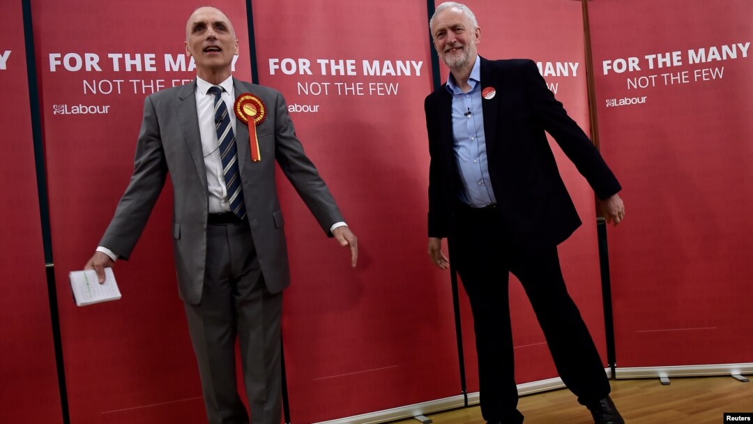 Britanski opozicioni lider laburista Jeremy Corbyn s lokalnim kandidatom laburista Chrisom Williamsonom tokom kampanje u Derbyju, 6. maj, 2017. 