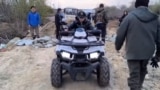 Помогавшего в паводки мальчика похвалили, затем оштрафовали его родителей