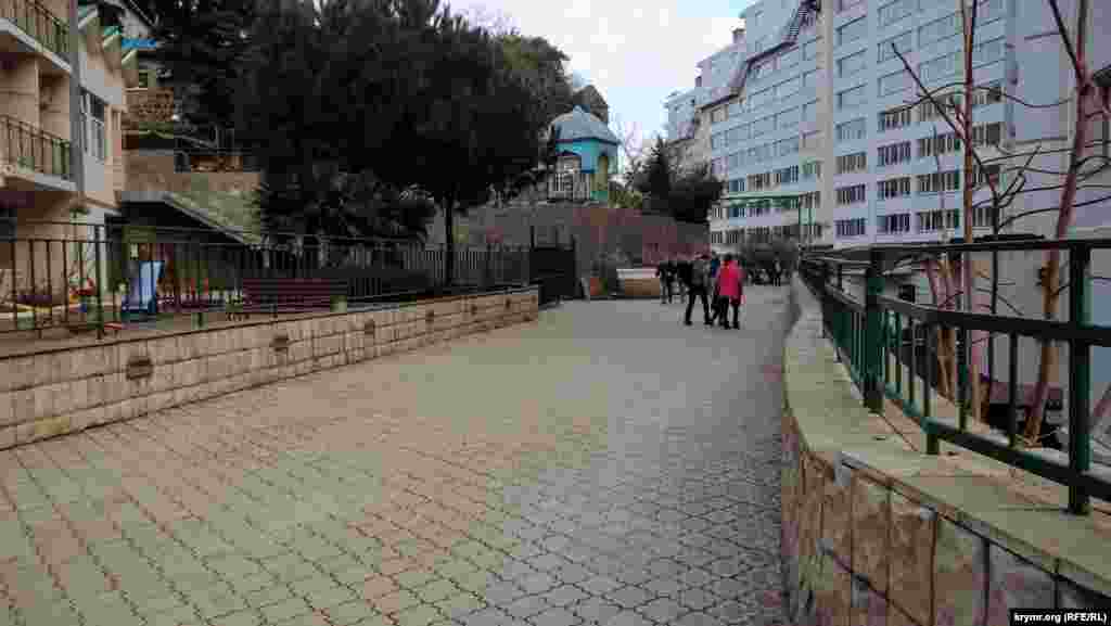 В нескольких десятках метров от моря построен огромный жилой комплекс. Работы в нем еще ведутся