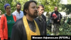 Священник о.Георгий проводит службу на братской могиле. 2018 г.