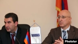 Armenia -- The Chairman of State Commission on the Protection of Economic Competition, Artak Shaboyan (L), and the head of the OSCE mission, Serge Kapinos speaking at a press conference in Yerevan. 02Jun2010