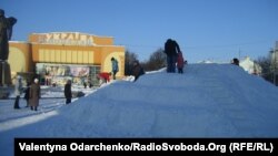 Рукотворна гірка на Майдані Незалежності у Рівному, 23 грудня 2012