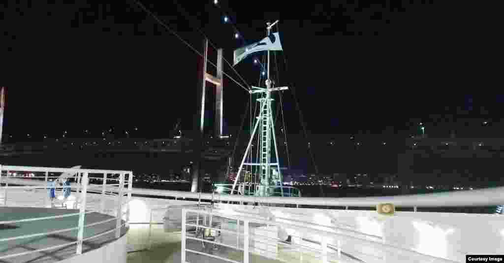 Вид с борта судна. По словам менеджмента судна Diamond Princess, карантин могут снять 19 февраля. Тогда все находящиеся на судне люди могут вернуться домой, «если не случится никаких других непредвиденных обстоятельств».