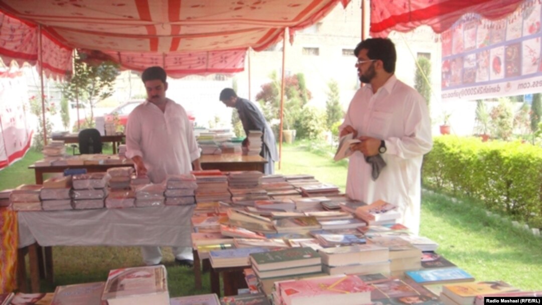 د ارشیف انځور: په پېښور پوهنتون کې د کتابونو مېله