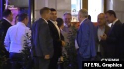 На виході з ресторану журналісти зафіксували і самого олігарха-іменинника