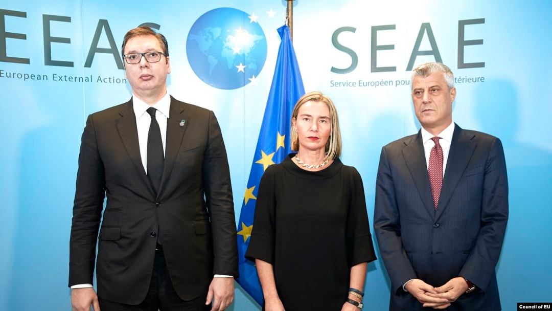 Fotografija sa jednog od susreta predsednika Srbije i Kosova: Aleksandar Vučić (L), Federika Mogerini i Hašim Tači