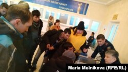 "Нұр Отан" кеңсесінің қабылдауына келген жүргізушілер. Орал, 17 қаңтар 2020 жыл.