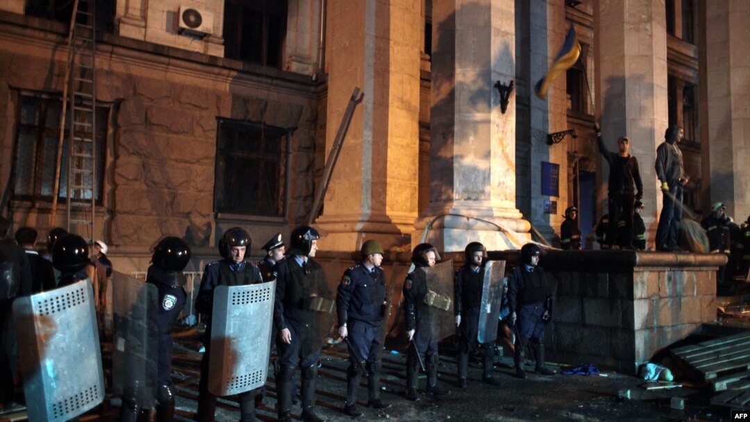Міліція стоїть біля будинку профспілок. Одеса, 2 травня 2015 року