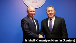 Қазақстанның бұрынғы президенті Нұрсұлтан Назарбаев (оң жақта) пен Ресей президенті Владимир Путин.