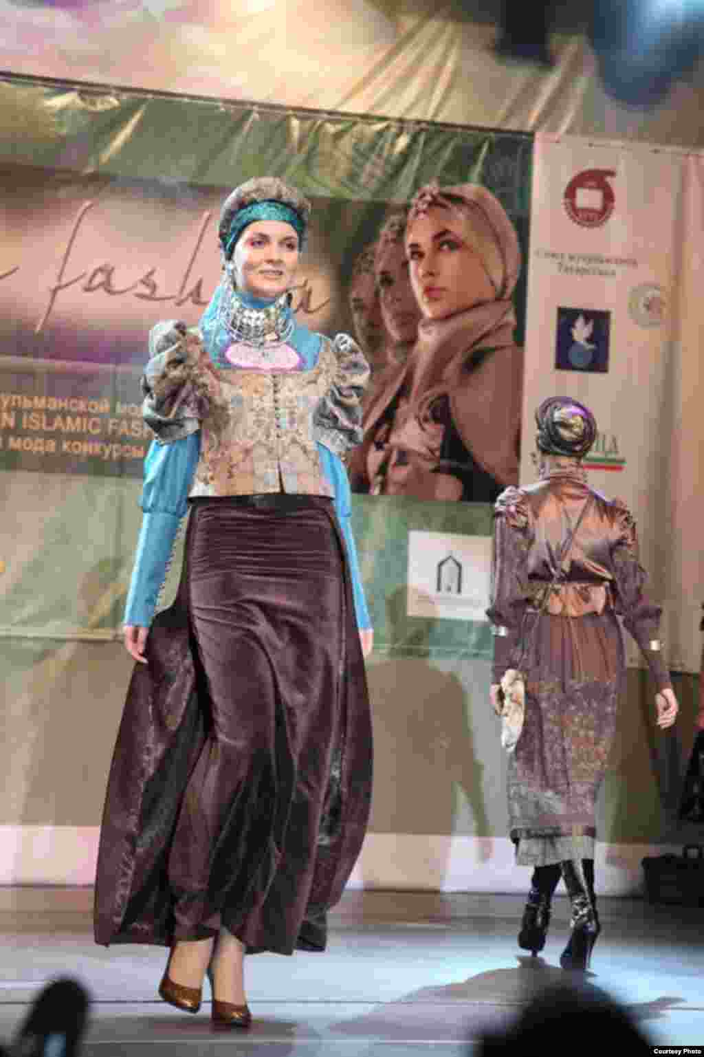 Казанда беренче тапкыр "Islamic clothes" халыкара мөселман модасы бәйгесе узды. Анда хатын-кызлар, ирләр һәм балалар өчен коллекцияләр тәкъдим ителде. Бәйгедә гомумән 40 модельер катнашты. Һәм 51 коллекциянең 10-ысы финалга узды. Дизайнерларның эше Pret-a-porte", "Du Luxe" һәм “Милли костюм” номинацияләре нигезендә бәяләнде. Беренче номинациядә жюри гран-при бирмәде. Калган ике номинациядә дә Казаннар җиңде: Эльмира Хаматова һәм Наҗия Вәлиева.