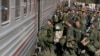 Російські новобранці сідають у потяг у Волгоградській області. Чи зможе Москва, маючи у своєму розпорядженні більше людських ресурсів, перемогти Київ у затяжному конфлікті? 