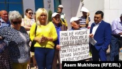 Граждане, несогласные с судебными решениями в отношении них или их родственников, потребовали отставки председателя Верховного суда Жакипа Асанова. Нур-Султан, 9 июля 2019 года.