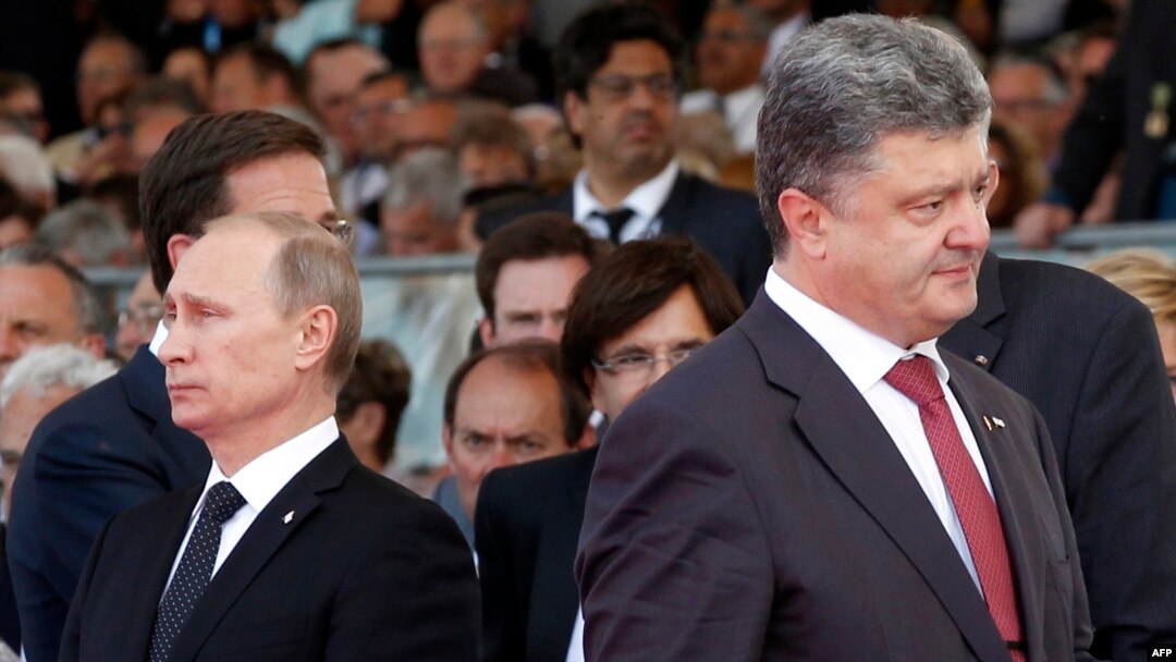 Архівне фото. Президент України Петро Порошенко (праворуч) та президент Росії Володимир Путін (ліворуч). Червень 2014, Франція